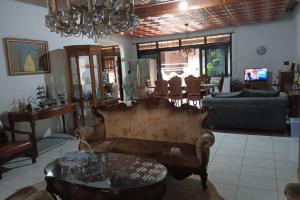 Rumah di Pinggir Jalan Raya Area Tebet