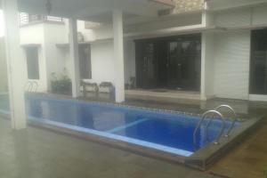 Rumah dengan Swimming Pool di Lebak Bulus