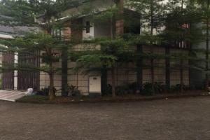Rumah HOEK, Asri, Nyaman &amp; Tenang di VILLA CINERE MAS