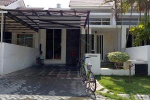 RUMAH BABATAN PANTAI GREENVILE