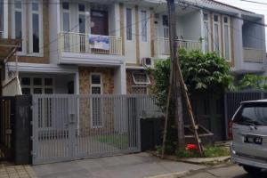 Rumah 2 Lantai di Pinggir Jalan Utama Komplek Megapolitan Cinere