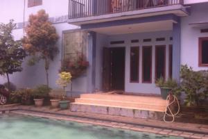 Dijual Rumah Besar ada Kolam Renang di Meruyung Depok