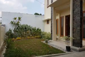 Rumah Baru Mewah 329 m2, Gremet, Manahan, Surakarta