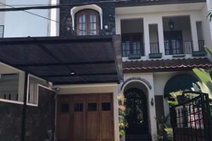 Rumah Bagus Bergaya Eropa dalam Komplek Perumahan di Pangkalan Jati