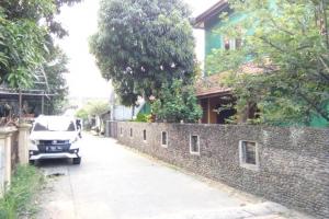 Rumah di Cinangka, Bernuasa Kayu Jati dan Asri