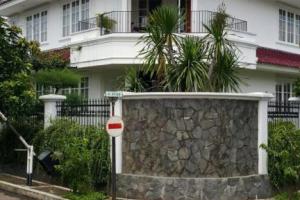 Rumah Nyaman dan Luas dengan Kolam Renang di Jatipadang Jakarta Selatan