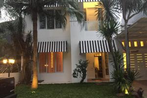 Rumah Cantik, FURNISHED, di Jalan Bukit Cinere Raya