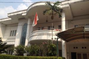 Rumah dengan Kolam Renang dalam Perumahan yang Nyaman dan Asri di Pangkalan Jati Pondok Labu