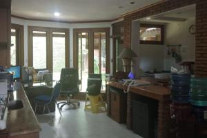 Rumah Halaman Luas di Jalan Kemang Selatan