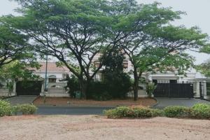 Rumah Mewah, Megah, Furnished, di Perumahan Elite, Modernland, Tangerang