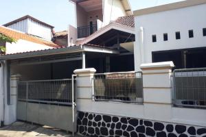 Rumah Second Dijual Dengan Tanah yang Luas Harga Bersahabat di Kalisari Jaktim