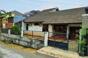 Rumah komplek di Jl. Margasatwa, dekat exit Tol Andara, Jakarta Selatan