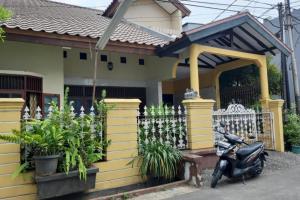 Rumah Second Dijual Nyaman dan Strategis di Kav PTB Duren Sawit Jaktim
