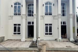 Rumah Baru 2 Lt Dijual Model Classic dan Ready Stock di Jagakarsa Jaksel