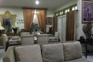 Rumah 2 LT Mewah dan Nyaman di Kota Wisata cibubur